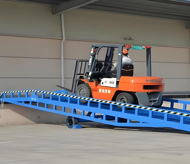 扶沟移动式卸货平台（叉车用）